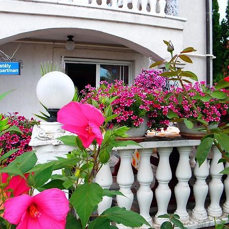 Kristaly Apartman Bed & Breakfast Heviz Exterior photo