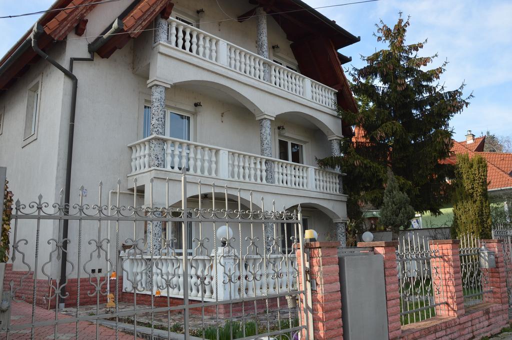 Kristaly Apartman Bed & Breakfast Heviz Exterior photo