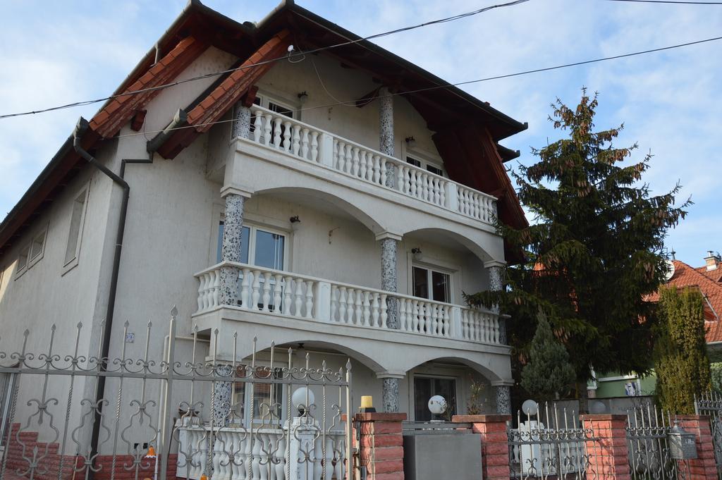 Kristaly Apartman Bed & Breakfast Heviz Exterior photo