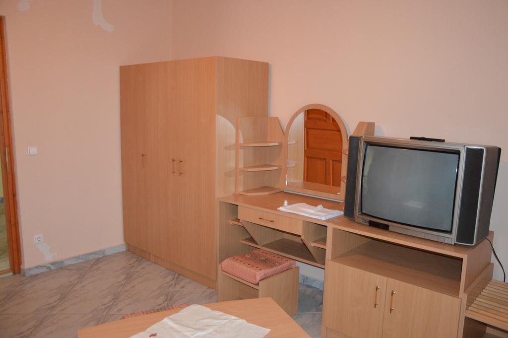 Kristaly Apartman Bed & Breakfast Heviz Exterior photo