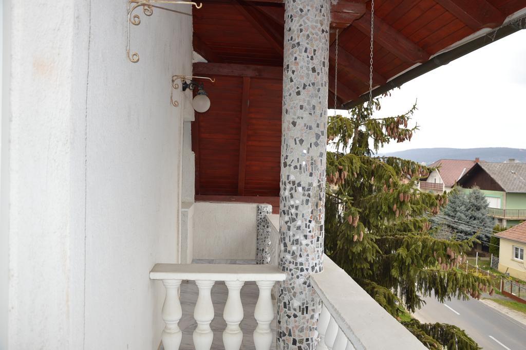 Kristaly Apartman Bed & Breakfast Heviz Exterior photo