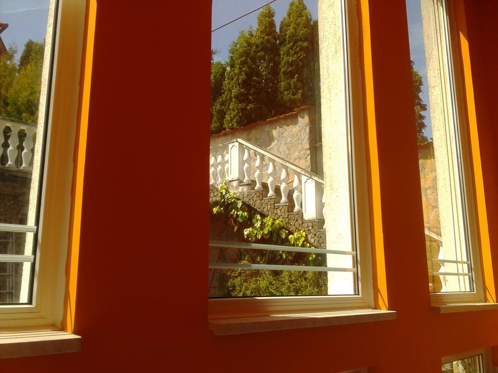 Kristaly Apartman Bed & Breakfast Heviz Exterior photo