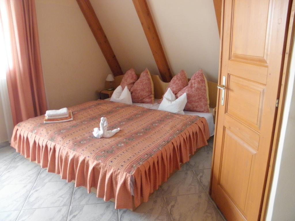 Kristaly Apartman Bed & Breakfast Heviz Exterior photo