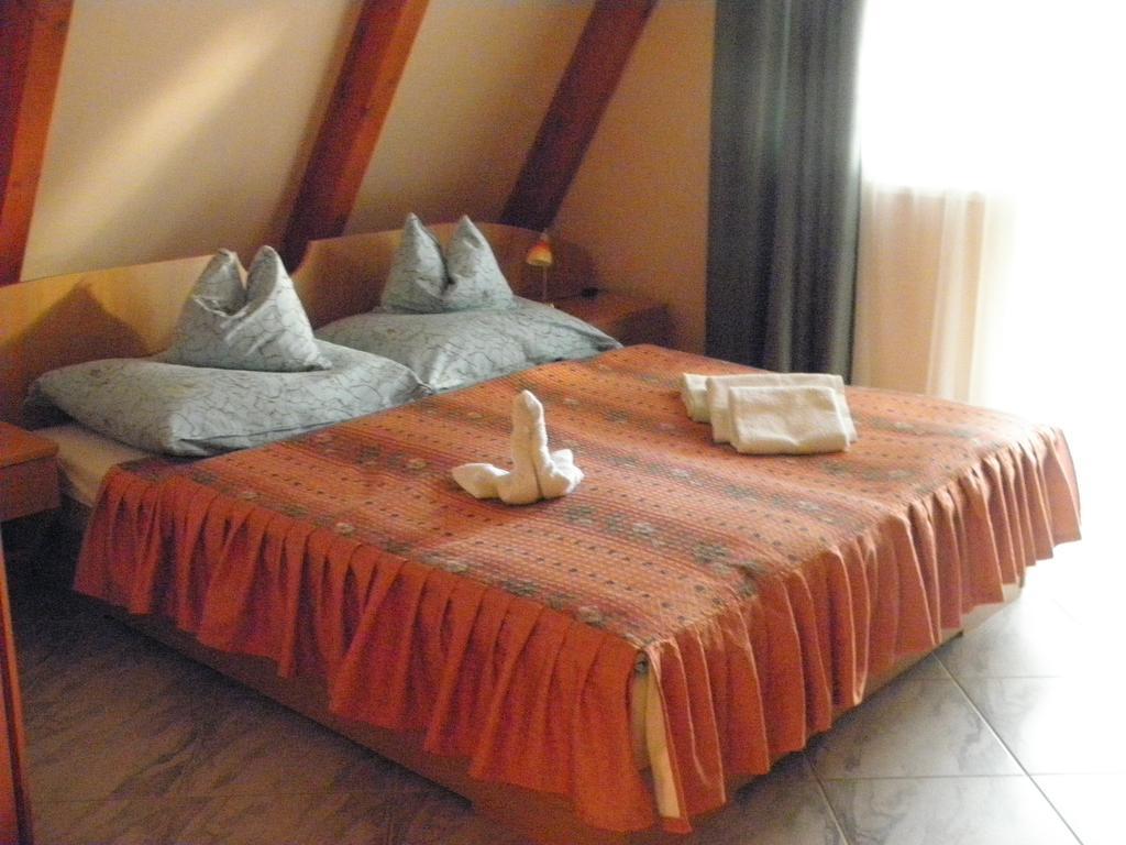 Kristaly Apartman Bed & Breakfast Heviz Exterior photo