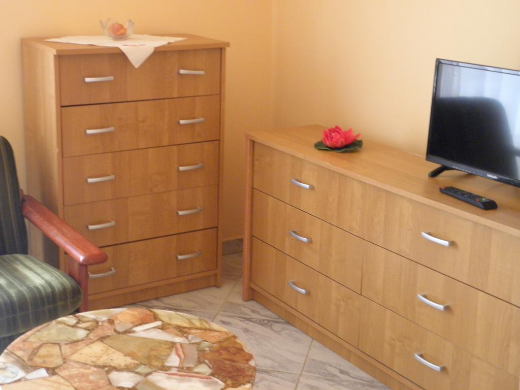 Kristaly Apartman Bed & Breakfast Heviz Exterior photo