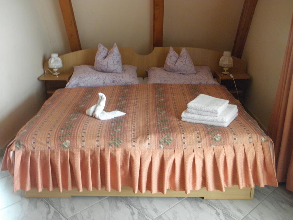 Kristaly Apartman Bed & Breakfast Heviz Exterior photo