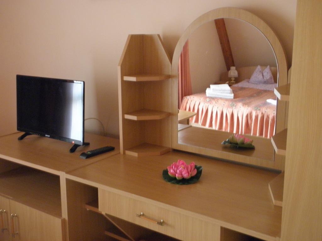 Kristaly Apartman Bed & Breakfast Heviz Exterior photo