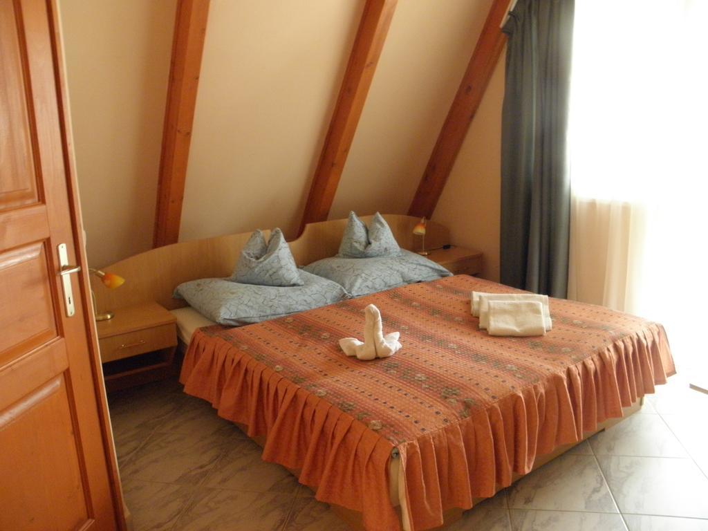 Kristaly Apartman Bed & Breakfast Heviz Exterior photo