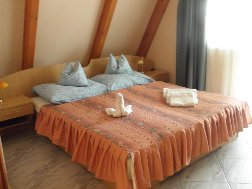 Kristaly Apartman Bed & Breakfast Heviz Exterior photo
