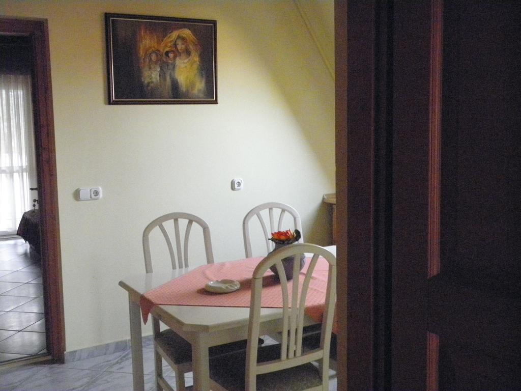 Kristaly Apartman Bed & Breakfast Heviz Exterior photo