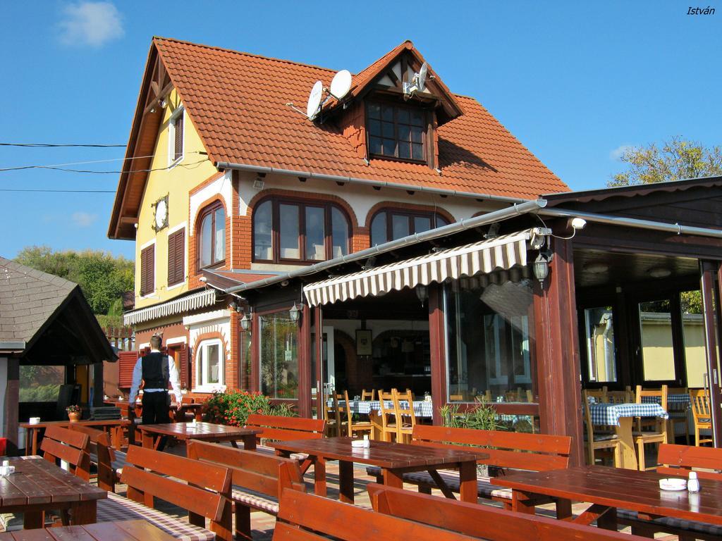 Kristaly Apartman Bed & Breakfast Heviz Exterior photo