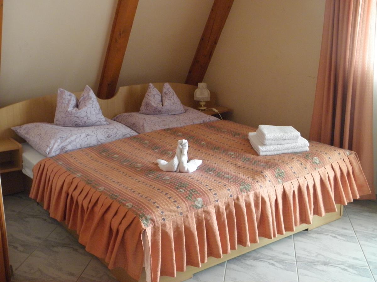 Kristaly Apartman Bed & Breakfast Heviz Exterior photo